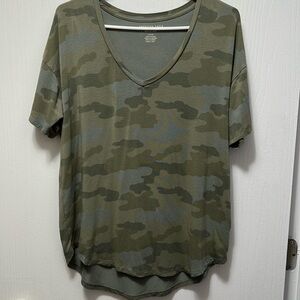 Women’s American Eagle Soft & Sexy Over-size Camo T-shirt Size Small